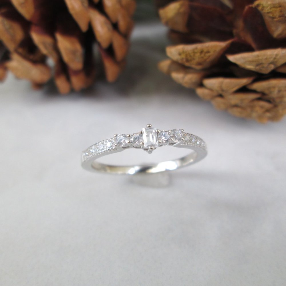 Dainty 925 Sterling Silver Ring with Simulated Diamonds>925 Diamond Ring,925